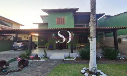 Em Itaipu casa à venda com 525m² de terreno, 4 quartos, piscina, churrasqueira e 3 vagas