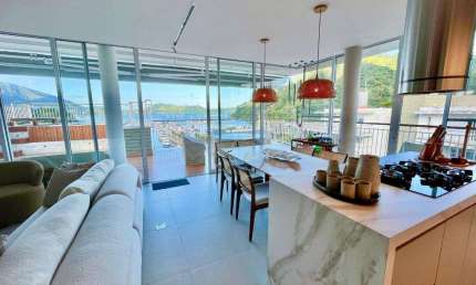 ?Viva o ápice do luxo e exclusividade nesta cobertura deslumbrante, onde o mar se encontra com o seu estilo de vida.
