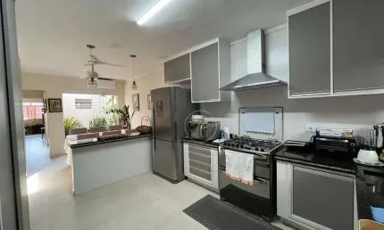 Espetacular casa com 4 dormitórios à venda, 150 metros da praia.