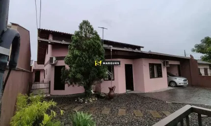 Ampla casa, 1 suíte + 2 dormitórios, churrasqueira e fogão a lenha - João Costa