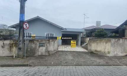 Casa para locação em Joinville, localizada na Servidão Luiz Bacca no Morro do Meio.