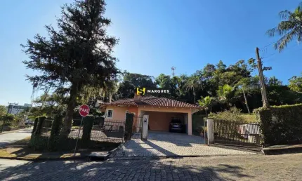 CASA DE ESQUINA NO ANITA GARIBALDI COM 3 QUARTOS E AMPLO TERRENO
