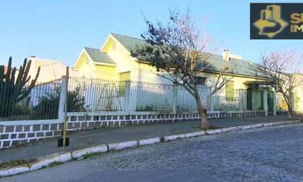 Casa de Esquina em Avenida para venda em Pelotas-RS