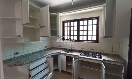 Casa com 3 quartos para alugar na Avenida Pires do Rio, Jardim Norma, São Paulo