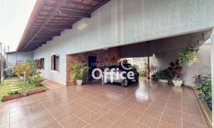 Casa com 3 quartos à venda, 219 m² por R$ 900.000 - Vila Santa Maria de Nazareth - Anápolis/GO