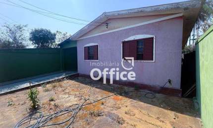 OPORTUNIDADE! Casa bem ampla, com quintal espaçoso, possuindo 3 quartos, 216 m², de área construída,  por apenas R$ 385.000 - Bandeiras - Anápolis/GO