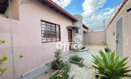Casa com 3 dormitórios à venda, 320 m² por R$ 790.000,00 - Batista - Anápolis/GO