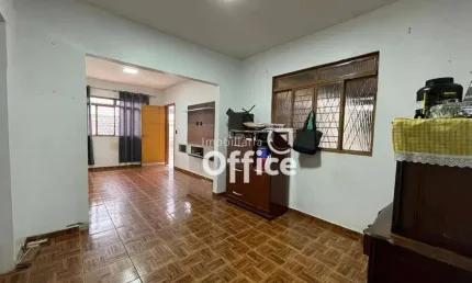 Casa com 3 quartos à venda, 180 m² por R$ 600.000 - Vila Santa Isabel - Anápolis/GO