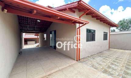 Casa com 3 quartos, rica em moveis planejados, suíte e área gourmet à venda, em lote de 300m² por R$ 580.000 - Parque Brasília - Anápolis/GO