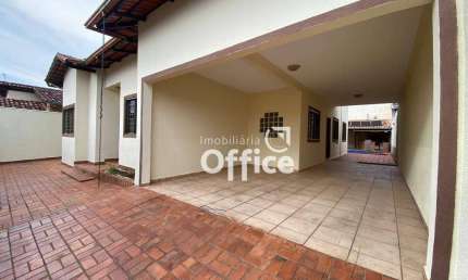 Casa no bairro Jardim Europa com 3 dormitórios à venda, 307 m² por apenas R$ 750.000 .