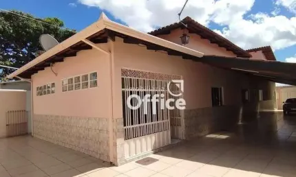 Casa ampla e aconchegante com 3 quartos à venda, 250 m² por R$ 720.000 - Vila Jaiara - Anápolis/GO
