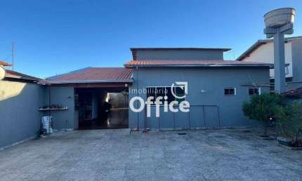 Casa à vendano bairro sao carlos  3/4 sendo 1 suite , sala , cozinha com moveis planejados , lote, 320 m² por R$ 700.000 - São Carlos - Anápolis/GO