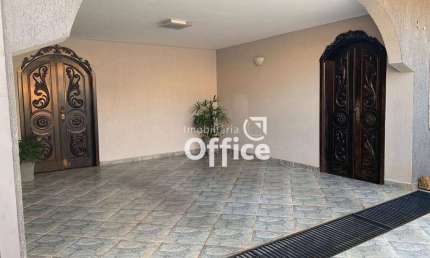 Sobrado com 3 quartos à venda, 360 m² por R$ 680.000 - Vila Brasil - Anápolis/GO