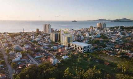 Apartamento de 2 quartos no bairro Itacolomi a 300 metros do mar em Balneario picarras.
