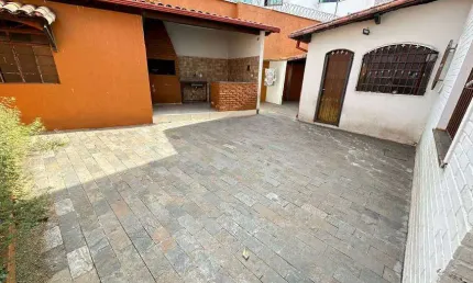 Casa para venda possui 250 metros quadrados com 4 quartos em Santa Amélia - Belo Horizonte - MG
