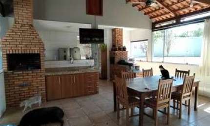Casa para venda tem 1360 metros quadrados com 5 quartos