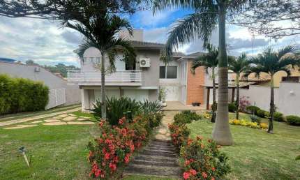 Casa de condomínio para venda possui 820 metros quadrados com 5 quartos