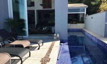Casa de condomínio para venda tem 1004 metros quadrados com 3 quartos