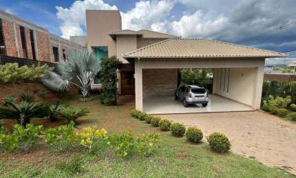 Casa de condomínio para venda possui 1047 metros quadrados com 4 quartos
