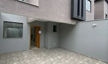 CASA GEMINADA COM ENTRADA INDEPENDENTE NO SANTA MÔNICA