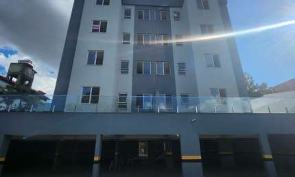 Novidade no bairro Santa Mônica - Cobertura em prédio com elevador
