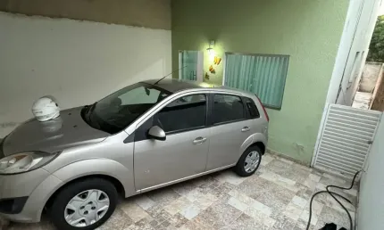 Casa individual no Bairro Santa Mônica - lote 180 metros