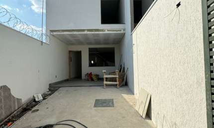 Mega oportunidade de casa com entrada independente no bairro Santa Branca
