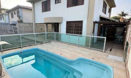 Mega oportunidade!   Maravilhosa casa em condomínio com apenas 3 casas