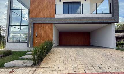 4 Suítes, sendo: 2 suítes com closet, 1 suíte com varanda, 1 suíte master com closet e varanda.