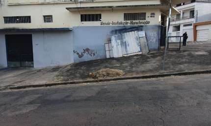 Oportunidade de ouro, Casa com 4 Quartos e  4 lojas à Venda,  no bairro Santa Monica;