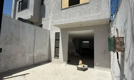 Oportunidade imperdível de casa nova duplex e moderna com entrada independente no bairro santa amélia.