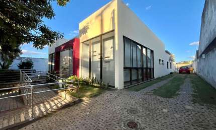 Maravilhosa casa linear com piscina no bairro Bandeirantes.