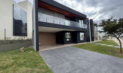 Casa em Condomínio - 4 Suítes sendo 1 Suíte Master - 4 Vagas - Gran Park Toscana