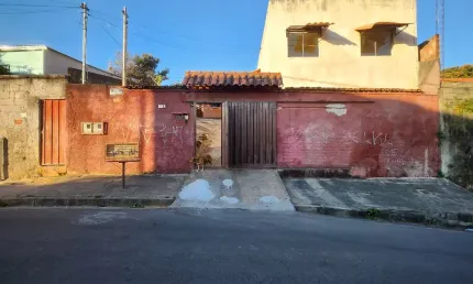 Oportunidade!  Imóvel a venda num terreno de 360m2 com 2 casas no bairro Jardim Europa, próximo à igreja Santa Cecília.