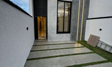 casa de rua no Jardim Layr, com 2 dormitórios, 1 suíte, 2 vagas de garagem, 75 m²