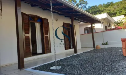 CASA AVERBADA COM 03 DORMITÓRIOS NO BAIRRO FAZENDA EM ITAJAÍ