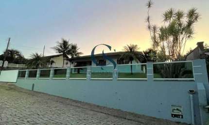 CASA NO CENTRO DE RODEIO/SC – AMPLA, SEGURA E BEM AREJADA