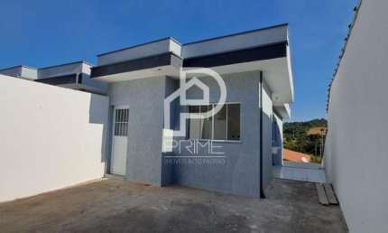 Casa a venda no Residencial Estoral com o terreno de 150m², sendo 76,25m² de área construída, o imóvel contém 2 dormitórios, sendo 1 suíte, sala, cozinha, área de serviço e 2 vagas de garagem.