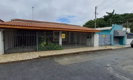 ESPAÇOSA RESIDÊNCIA NA INDEPENDÊNCIA, TAUBATÉ, COM 4 DORMITÓRIOS, 1 SUÍTE, ÁREA COMERCIAL ANEXA COM VAGA PARA 12 CARROS