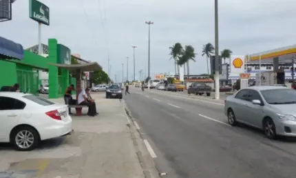 Alugo loja em av. em cabo frio junto a vários comércios  r$2000,00                     r$500.000