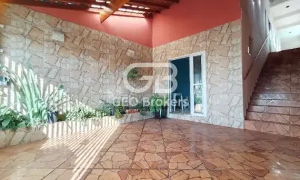 Casa com 4 quartos à venda no Jardim das Indústrias, Jacareí  por R$ 380.000