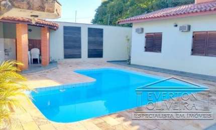 Casa com 3 quartos à venda no Jardim Siesta, Jacareí  por R$ 1.200.000