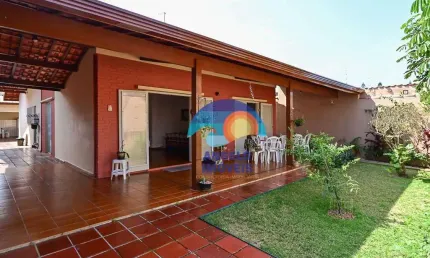 A Angelo Imóveis apresenta esta Casa, 200m da praia,  por R$ 750.000, com 3 dormitórios, 1 suíte com closet, sala 2 ambientes, garagem para 5 carros.