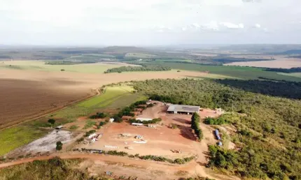 Fazenda a venda entre Cristalina e Paracatu , uma verdadeira indústria de grãos!