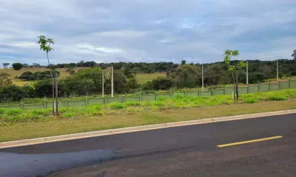 Terreno à venda na Avenida Floriano Peixoto, Alto Umuarama, Uberlândia