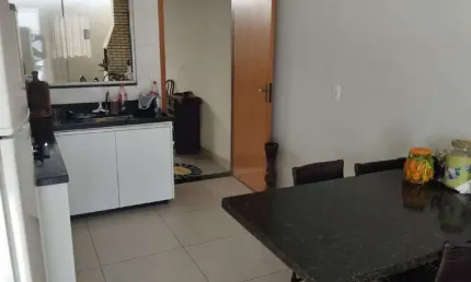 Linda casa de 02 quartos e varanda no bairro jardim ipanema