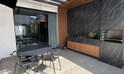 Excelente casa com varanda gourmet e closet no Jardim das Palmeiras.