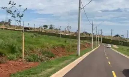 Terreno à venda na Avenida Floriano Peixoto, Granja Marileusa, Uberlândia
