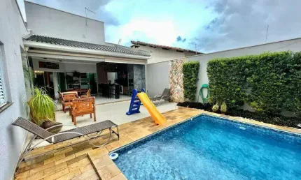 Casa à venda, 3 quartos, 3 suítes, 3 vagas, Santa Mônica - Uberlândia/MG
