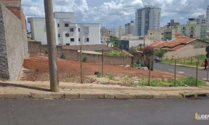 Terreno à venda na Rua Benjamim Monteiro, Tabajaras, Uberlândia